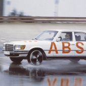 ABS slaví 40 let od svého vzniku, poprvé v Mercedesu S