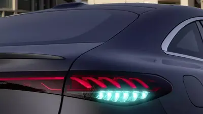 Autonomní auta budou svítit tyrkysově: Mercedes-Benz použije taková světla v USA