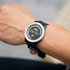 Chytré hodinky napájené z lidského těla řeší problémy s bateriemi