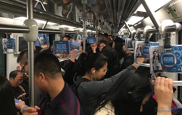 Smartphone zombie v metru