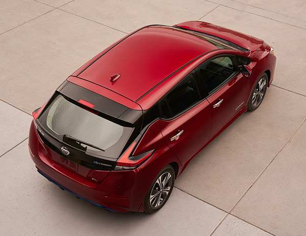 Nissan Leaf červený