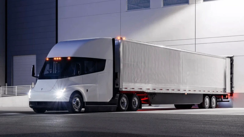 Elektrická Tesla Semi ujede za den až 1700 km, přijde i do Evropy