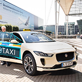 Mnichov má nově flotilu 10 elektro-taxi Jaguar I-PACE