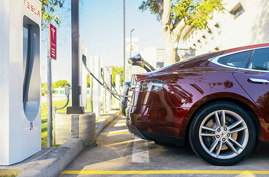Tesla Model S na nabíječce Supercharger