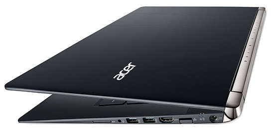 Acer Aspire V 17 Nitro Black Edition přivřený