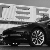 První produkční kus elektromobilu Tesla Model 3 je tady