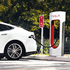 Tesla bude účtovat parkování nabitých aut na Superchargerech