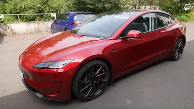 Tesla Model 3 Performance na okruhu: padá výkon a jsou sériové brzdy stále mizerné?
