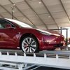 Tesla začala vyrábět Model 3 i ve "stanu"