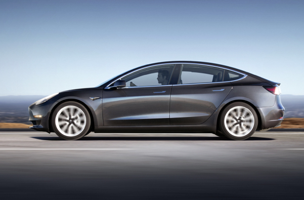 Tesla Model 3 boční pohled