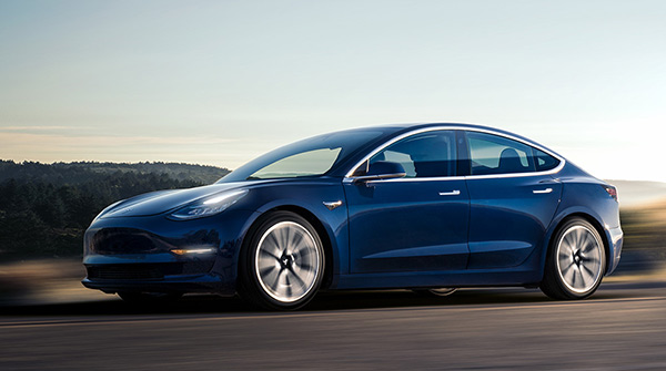 Tesla Model 3 modrá
