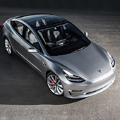 Tesla zvyšuje produkci Modelu 3, problémy ale trvají