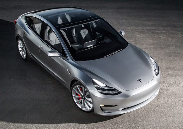 Tesla Model 3 stříbrná