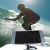 Video: Surfař otestoval voděodolnost nových iPhonů 7 v praxi